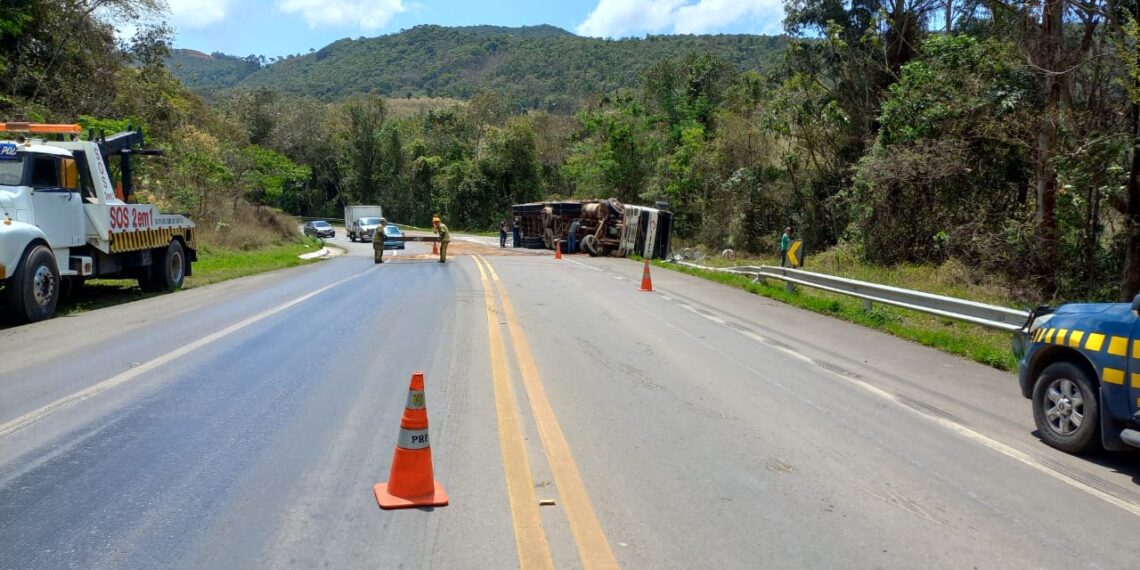 Carreta carregada com manilhas de concreto tomba na BR-459