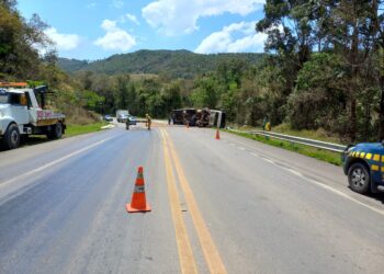 Carreta carregada com manilhas de concreto tomba na BR-459