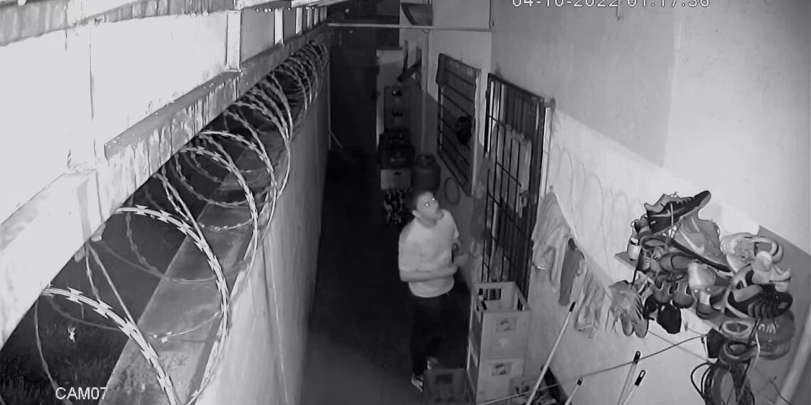 Homem é flagrado durante furto em campo de futebol society de Poços de Caldas
