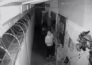 Homem é flagrado durante furto em campo de futebol society de Poços de Caldas