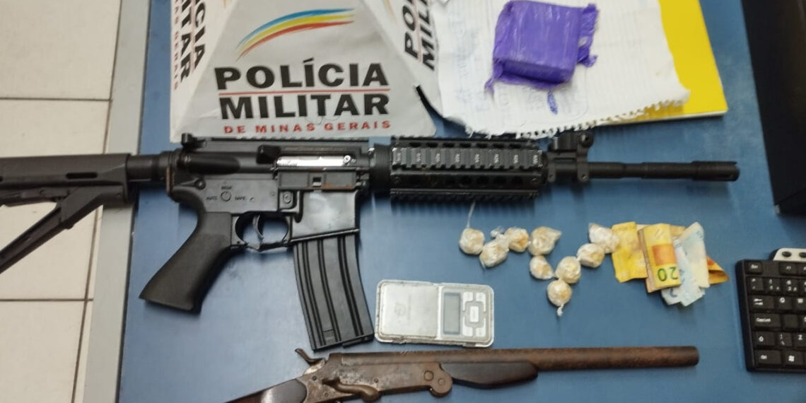 Réplica de fuzil, arma e drogas são apreendidas em operação da Polícia Militar em Poços