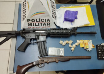 Réplica de fuzil, arma e drogas são apreendidas em operação da Polícia Militar em Poços