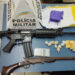 Réplica de fuzil, arma e drogas são apreendidas em operação da Polícia Militar em Poços