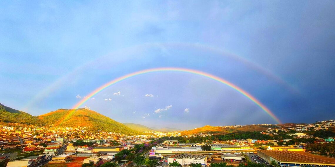 Lindo: arco-íris duplo raro é registrado por morador de Poços de Caldas