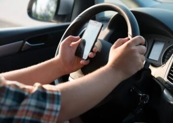 Infrações por dirigir usando celular aumentaram em 101,75% em Poços de Caldas