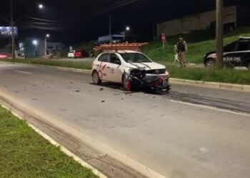 Motociclista fica ferida após bater de frente com carro em Poços de Caldas