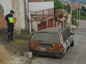 Veículos abandonados são removidos das ruas em Poços de Caldas