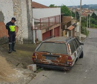 Veículos abandonados são removidos das ruas em Poços de Caldas