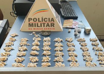 Polícia Militar apreende menina com grande quantidade de drogas em Poços