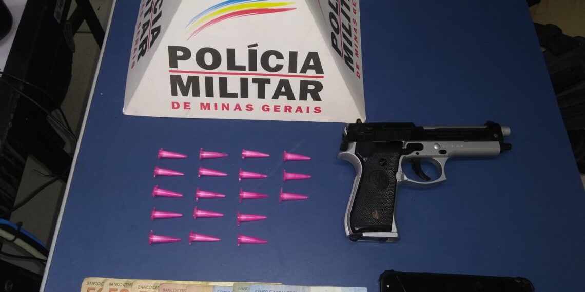 Jovem com simulacro de arma e drogas é preso na zona sul em Poços