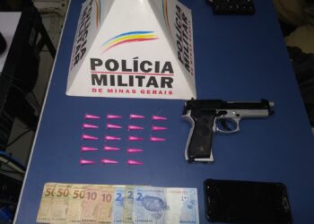 Jovem com simulacro de arma e drogas é preso na zona sul em Poços