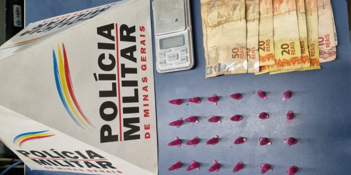 Adolescente é apreendido com cocaína e dinheiro em Poços