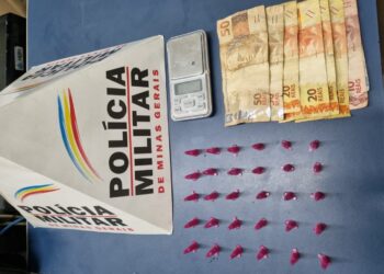 Adolescente é apreendido com cocaína e dinheiro em Poços