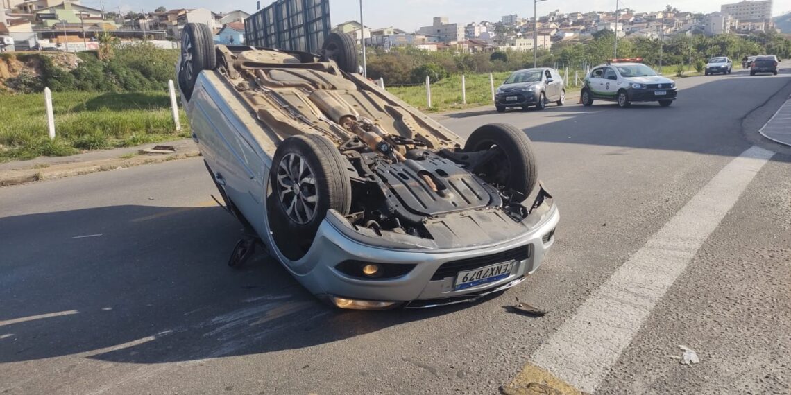 Homem provoca acidente e mente para agentes e PM que o pai era o motorista