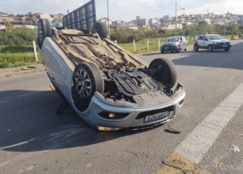 Homem provoca acidente e mente para agentes e PM que o pai era o motorista