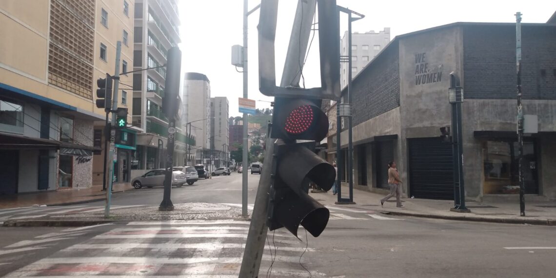 Motorista fica ferida após atingir semáforo em Poços de Caldas