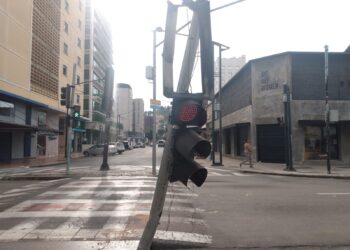 Motorista fica ferida após atingir semáforo em Poços de Caldas