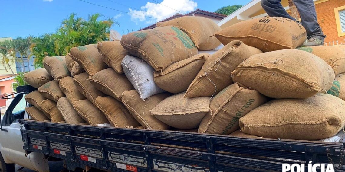 Dupla é presa e 112 sacas de café são recuperadas em Andradas