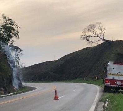 Incêndio é combatido pelos Bombeiros na BR-146