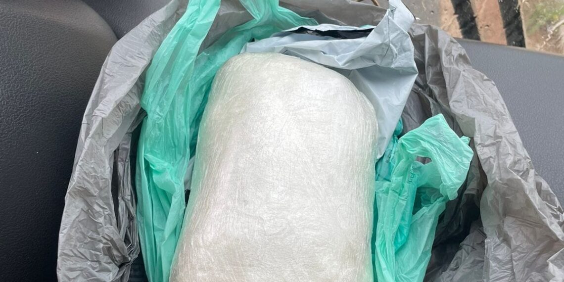 Passageiro é preso em ônibus com mais de 1 quilo de cocaína em mochila em Poços