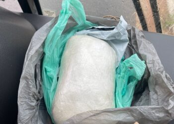 Passageiro é preso em ônibus com mais de 1 quilo de cocaína em mochila em Poços