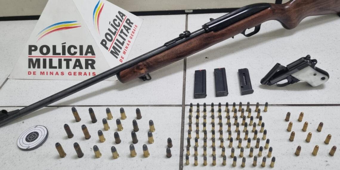 Motorista é preso após ameaçar clientes de estabelecimento com arma em Poços