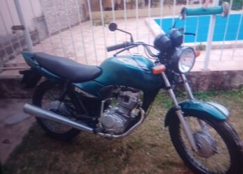 Motociclista tem moto furtada em frente sua casa em Poços