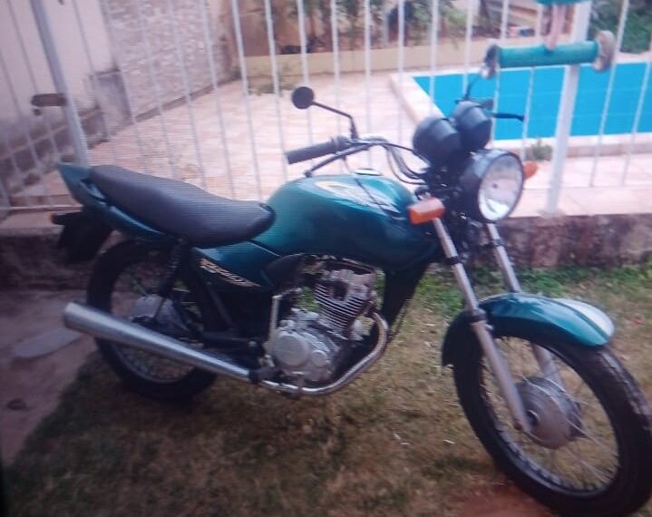 Motociclista tem moto furtada em frente sua casa em Poços