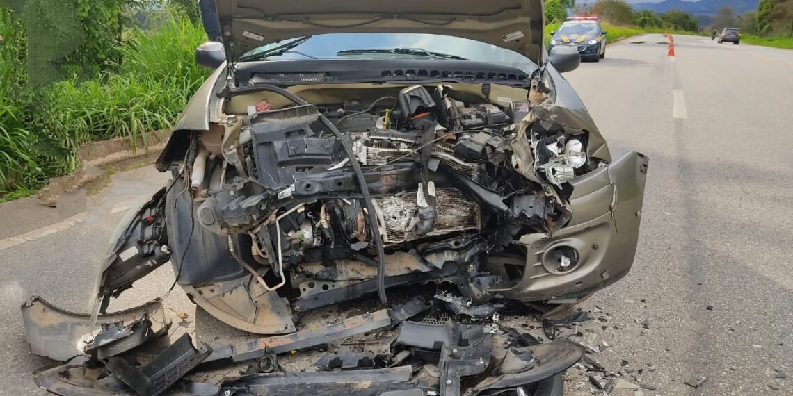 Carros batem de frente na BR-459