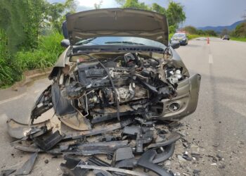 Carros batem de frente na BR-459