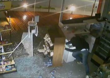 VÍDEO | Homem arromba estabelecimento e comete furto em Poços