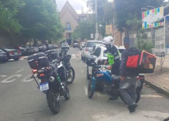 Moto furtada, conduzida por motoentregador, é recuperada por agentes em Poços de Caldas
