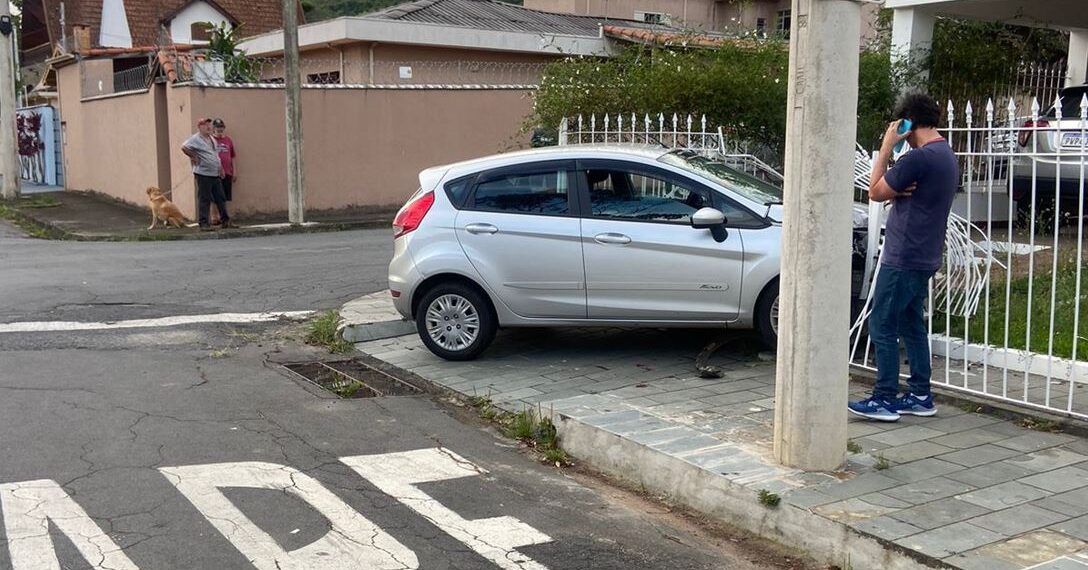 Susto: carro atinge portão de residência em Poços de Caldas
