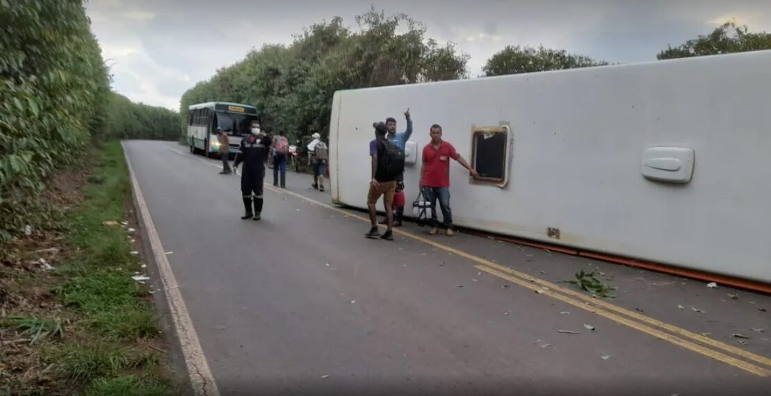Ônibus tomba e 4 trabalhadores rurais ficam feridos