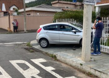 Susto: carro atinge portão de residência em Poços de Caldas