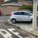Susto: carro atinge portão de residência em Poços de Caldas