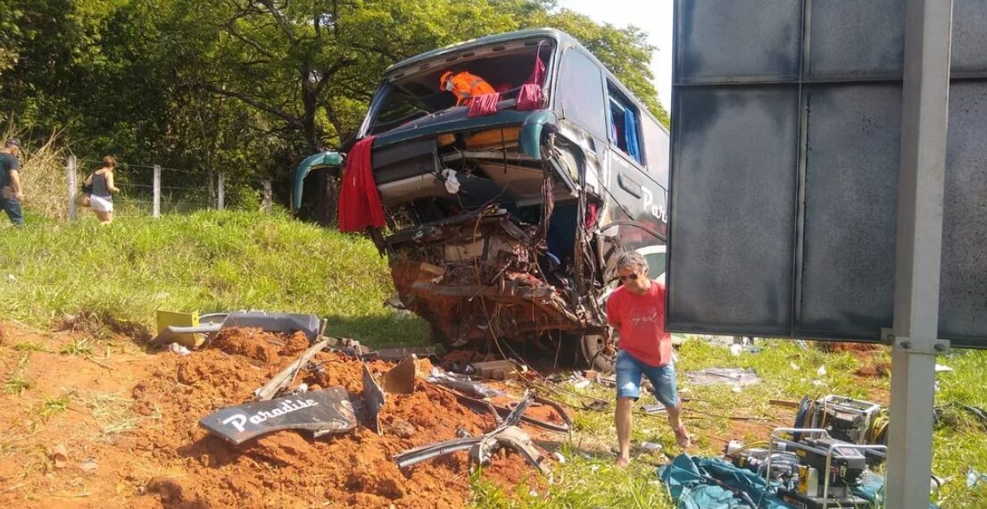 URGENTE: acidente entre ônibus e carro mata uma pessoa e deixa 36 feridos no sul de Minas