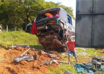 URGENTE: acidente entre ônibus e carro mata uma pessoa e deixa 36 feridos no sul de Minas