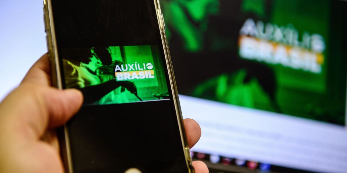 Governo Federal anuncia que pagará 13º do Auxílio Brasil para mulheres