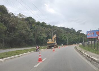 Ligação clandestina de água provoca interdição em importante avenida de Poços