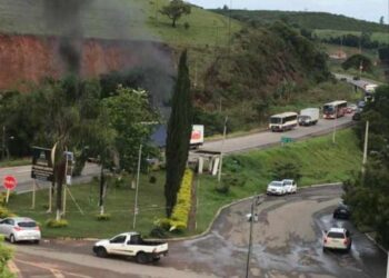 Caminhoneiros também paralisam atividades no trevo de Campestre