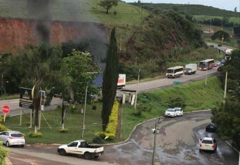 Caminhoneiros também paralisam atividades no trevo de Campestre