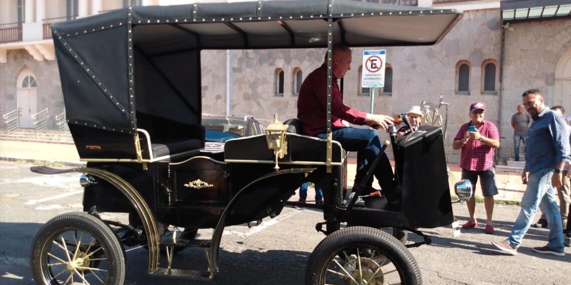 Protótipo de carruagens elétricas que irão substituir charretes é lançado em Poços de Caldas