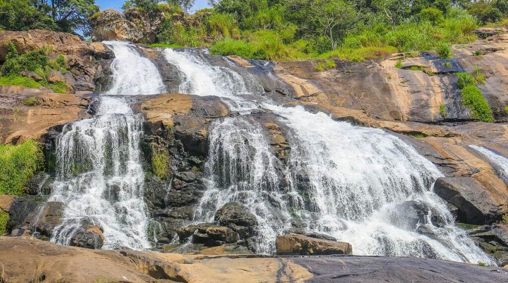Saiba o estado de saúde de homem que caiu em cachoeira em Poços