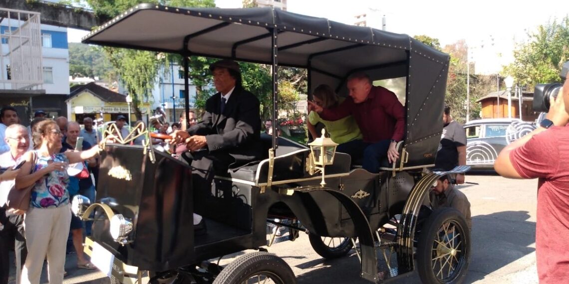 Prefeito afirma que charreteiros terão prioridade na transição entre charretes e carruagens elétricas
