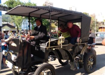Prefeito afirma que charreteiros terão prioridade na transição entre charretes e carruagens elétricas