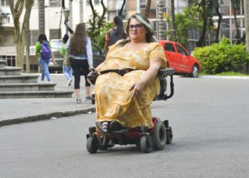 “Estou em uma cadeira de rodas por causa da poliomielite”, diz mineira que contraiu a doença na infância