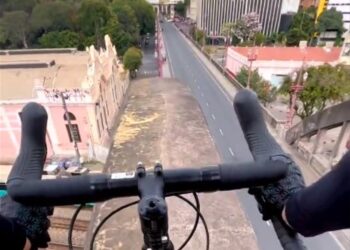 VÍDEO: atleta de Poços faz manobras de tirar o fôlego no arco de viaduto em BH
