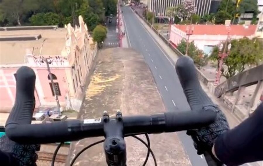 VÍDEO: atleta de Poços faz manobras de tirar o fôlego no arco de viaduto em BH
