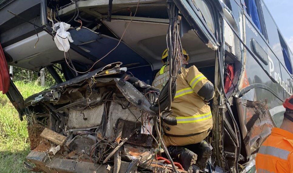 Morre segunda vítima de acidente entre ônibus e carro no sul de Minas